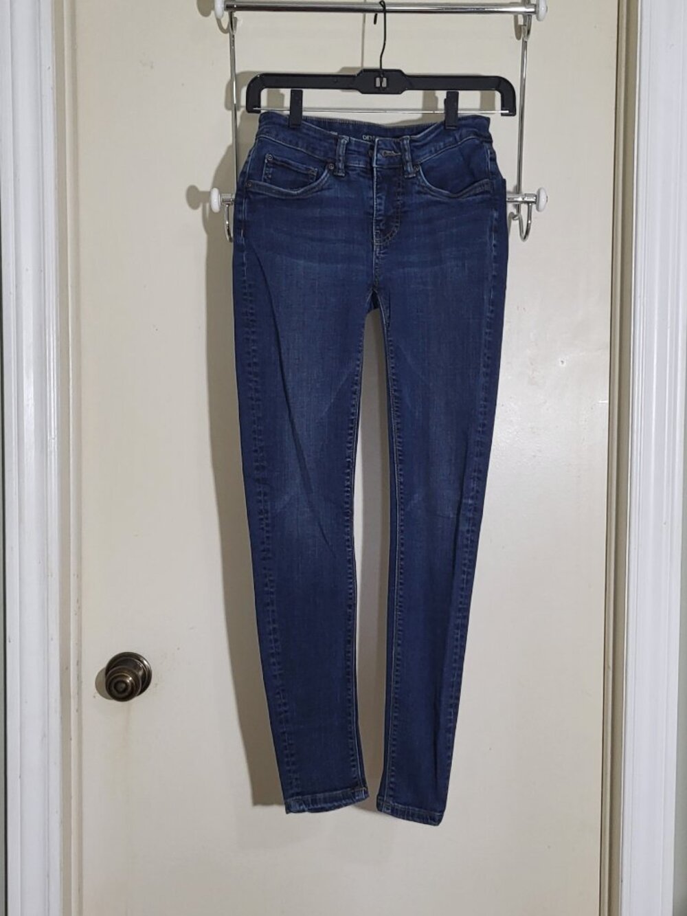 Denver Hayes Women's Mid rise Skinny jeans medium dark blue wash Size 2 X 29 - Picture 4 of 17